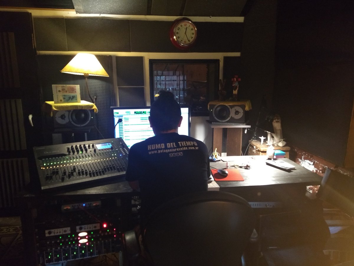 La_Inefable's tweet photo. Finalizamos la doble jornada de grabación de batería en #HumahuacaRecords bajo la tutela del DrDrum #takacarlesso y @franzfunes #Nuedisco https://t.co/x7S0FvpV6v