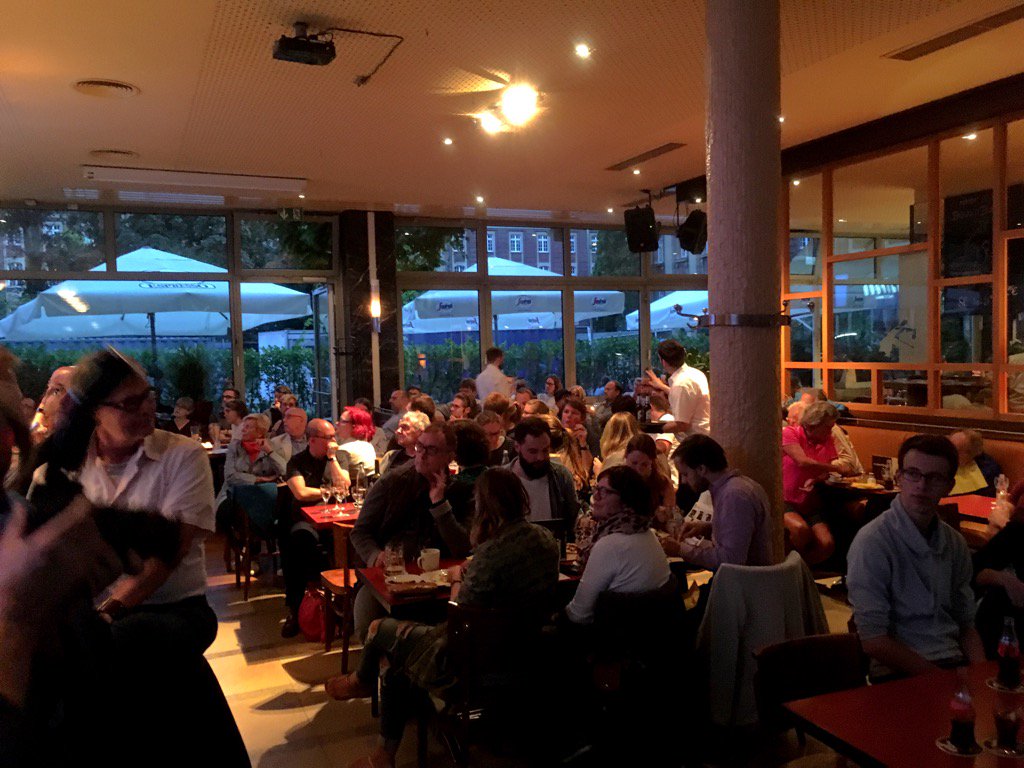 SvenjaSchulze68's tweet image. Volles Haus in #Münster mit @v_olberg . Wir gucken gemeinsam das TV-Duell!  #MartinMachts! #RvO17