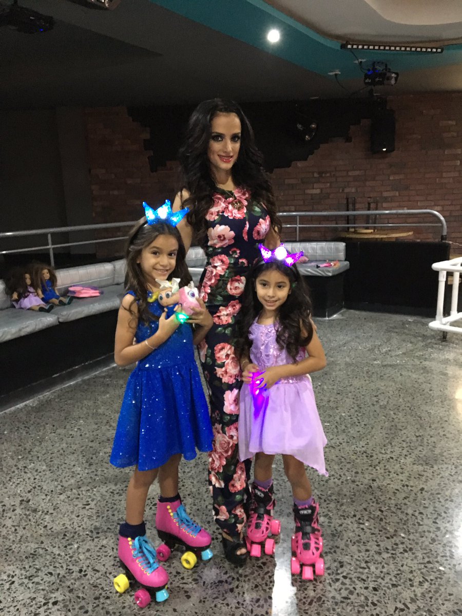 letyalegzz's tweet photo. 🎉🎁⛸Celebrando a las princesas de la casa⛸🎁🎉 https://t.co/VL4rNt04lx