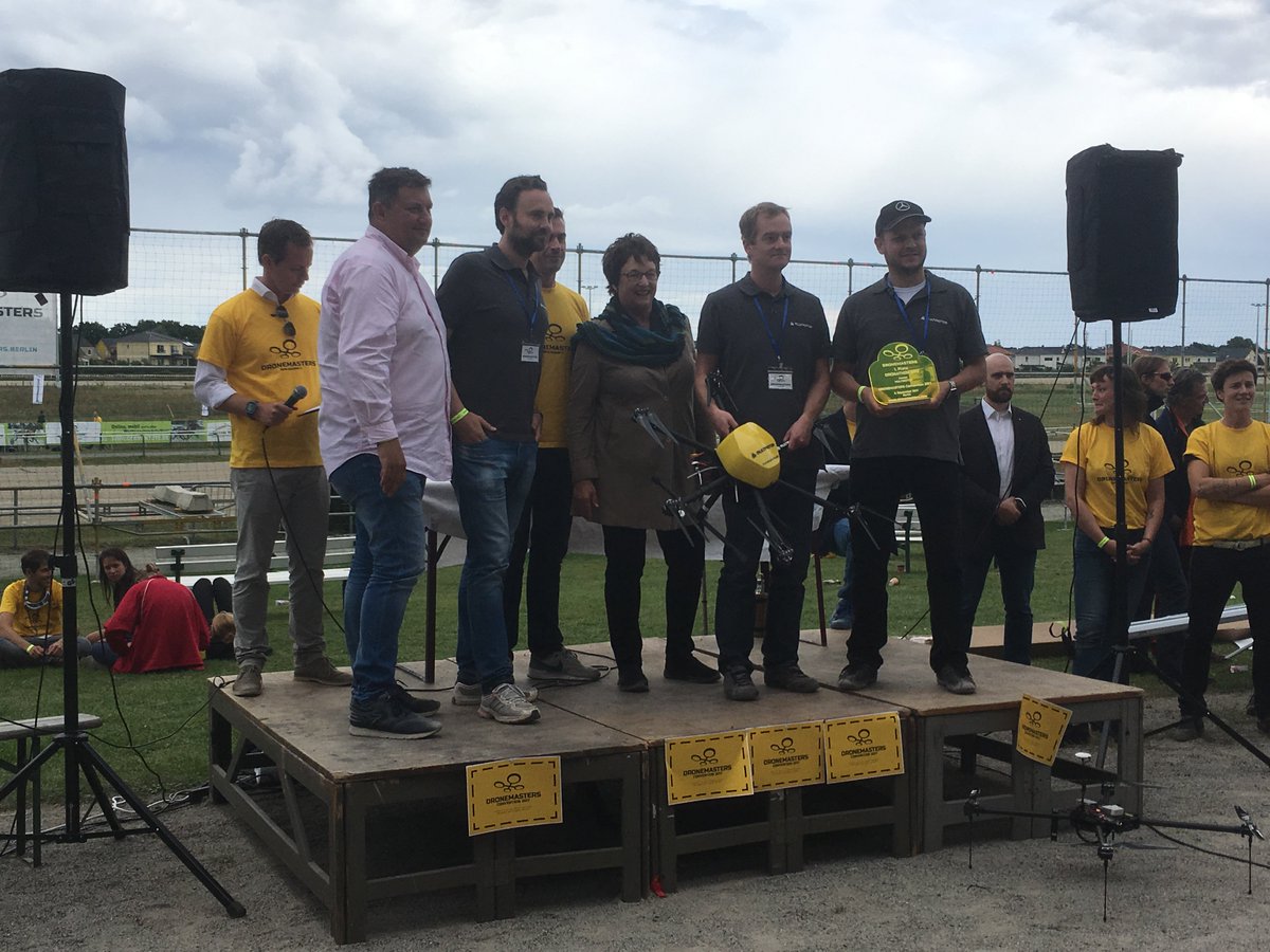 MULTIROTOR wins #dronathon2017 as fastest Multi-copter! Prize rewarded by Federal Minister for Economy &amp; Energy <a href="/brigittezypries/">brigitte zypries</a>.