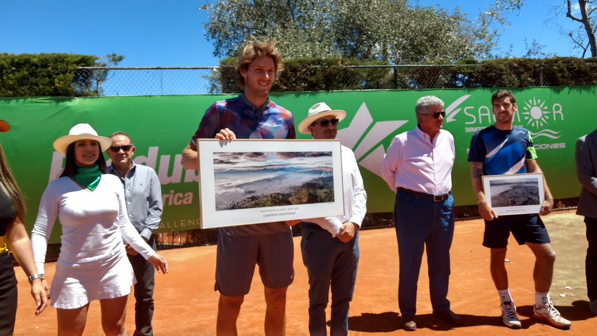 Challenger_UIO's tweet photo. #ChallengerUIO Nicolas Jarry recibe el título de campeón. ¡Felicitaciones Nico! https://t.co/ZCrRzRDTdD