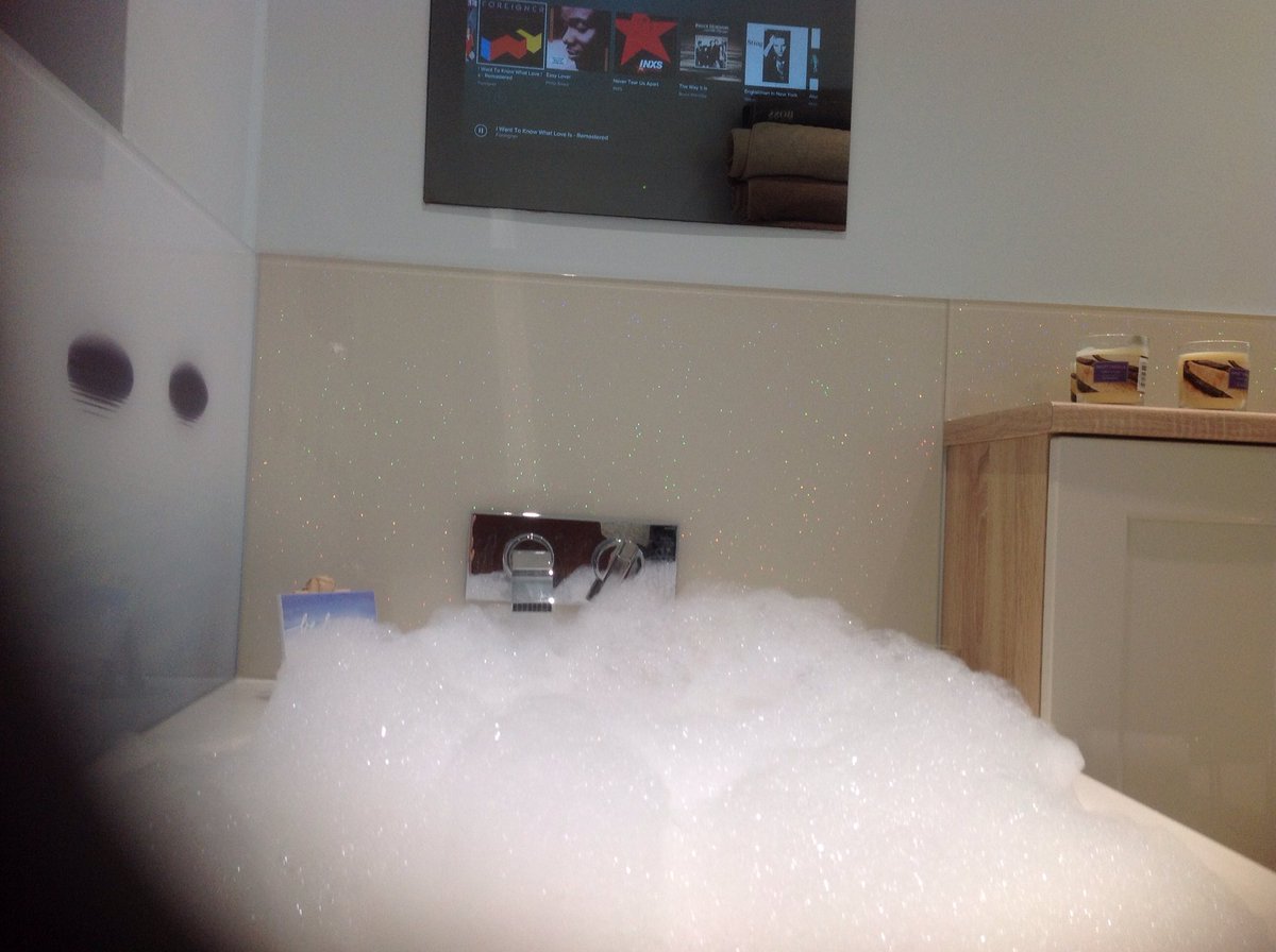 paulasanders1's tweet photo. Whoops.....I don't think I should use ordinary bubble bath with the spa jets on #bubblesbubbleseverywhere https://t.co/0QCy0Dhlll