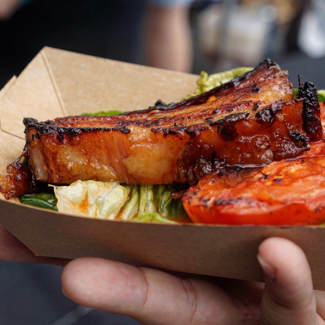 WeLoveFoodTweet's tweet photo. How to do a BLT by @FoxlowTweets at @meatopiauk - amaze. 👌🥓🥗🍅 #meatopia2017 https://t.co/HQIrGBF8Fy