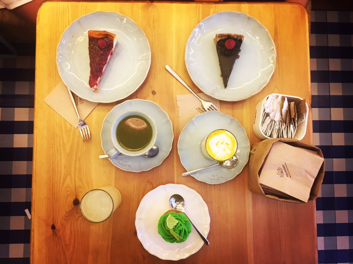 Catia_F_Silva's tweet photo. Continuamos a dar-lhe forte e feio na operação bikini 😜🍰 #cheesecake #tartacrudivegana #chocolate #cupacake #lima #foodporn #celicioso https://t.co/2t25Uq5d09