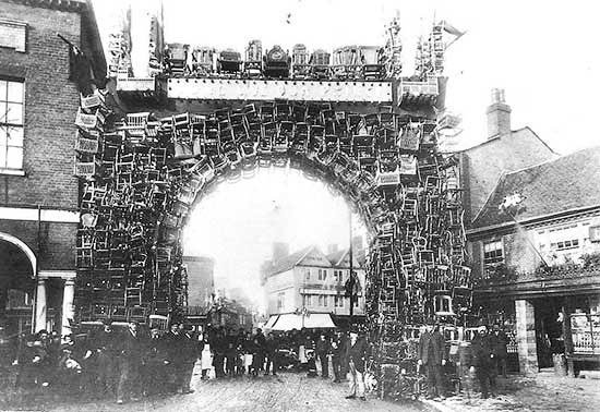 The people of High Wycombe, Bucks, built triumphal chair arches to celebrate special events. Like this one in 1884 wycombe.gov.uk/pages/Sports-l…