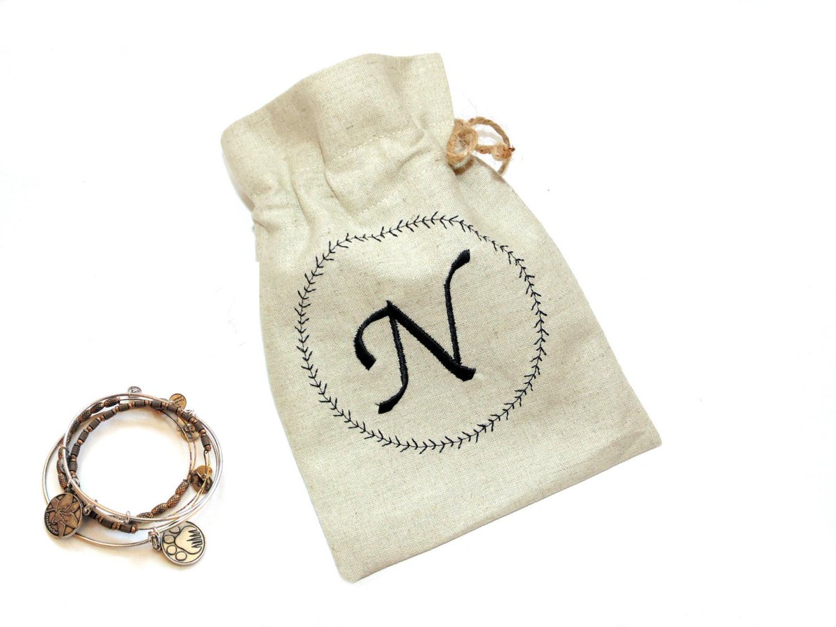 NancyEllenSt's tweet image. Custom gift bag, monogram letter, natural linen drawstring bag, gift … tuppu.net/495da988 #Etsy #MonogramLetter
