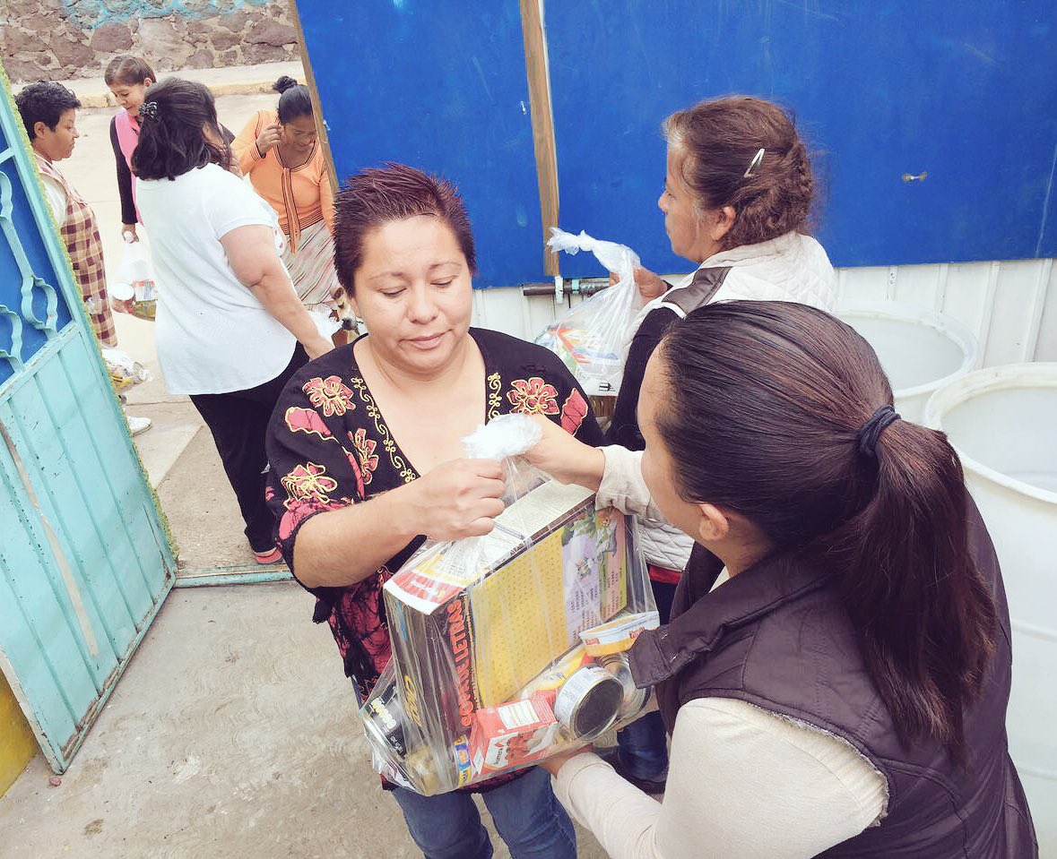 den_025's tweet photo. Con el apoyo que seguimos recibiendo, hoy estamos entregando despensas a las familias izcallenses afectadas x el desbordamiento de la presa. https://t.co/wgQmnTG4Di