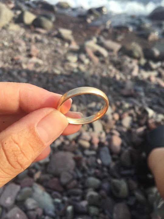 Trovata spiaggia #Taormina con scritta Daniela e Fabio 9/9/2011 stanno x festeggiare loro anniv. matrimonio! Condividete vorremmo renderla