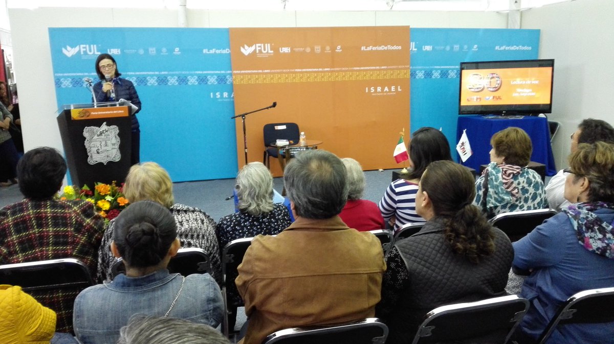 FHidalguense_ac's tweet photo. Estamos escuchando, a la actriz Nuria Bages, deleitarnos con algunos poemas de Margarita Michelena, en Leo, luego existo. #INBA
#FUL30 https://t.co/eBKzaGq8Vp