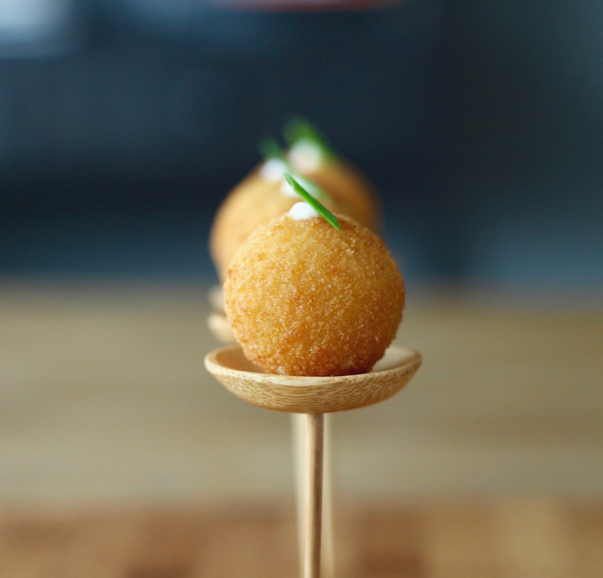 inesandco_'s tweet photo. ¿Os imagináis una #croqueta que explota en la boca 🤤? Pues esta croqueta líquida de #parmesano está de muerte 😍 https://t.co/M0w1VbelLg
