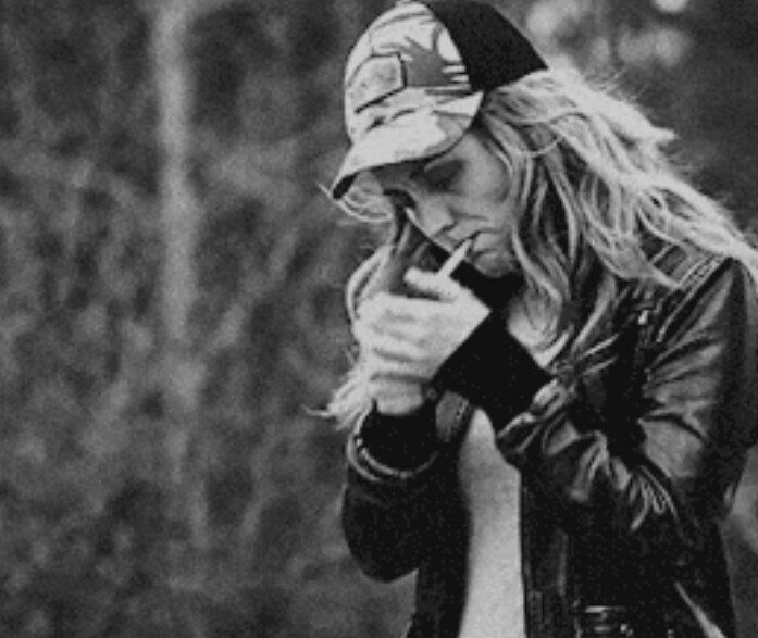 lenasreputation's tweet photo. she knows how to be hot while smoking https://t.co/sjkk63aaXk