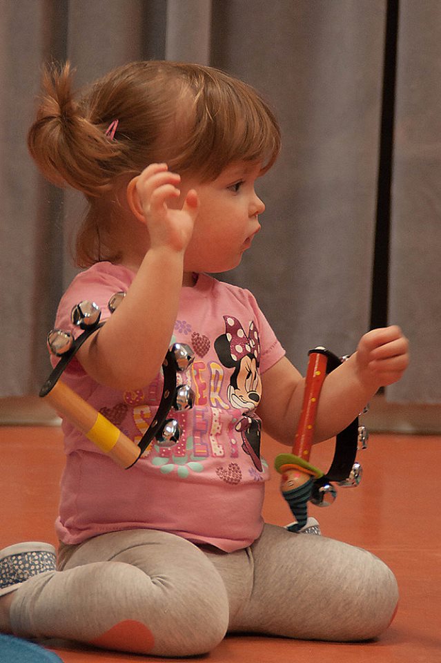 ❤Muziek als onderdeel van de opvoeding, van het zingen van liedjes, tot muziek maken en samen dansen❤ #muziekopschoot #baby #dreumes #peuter