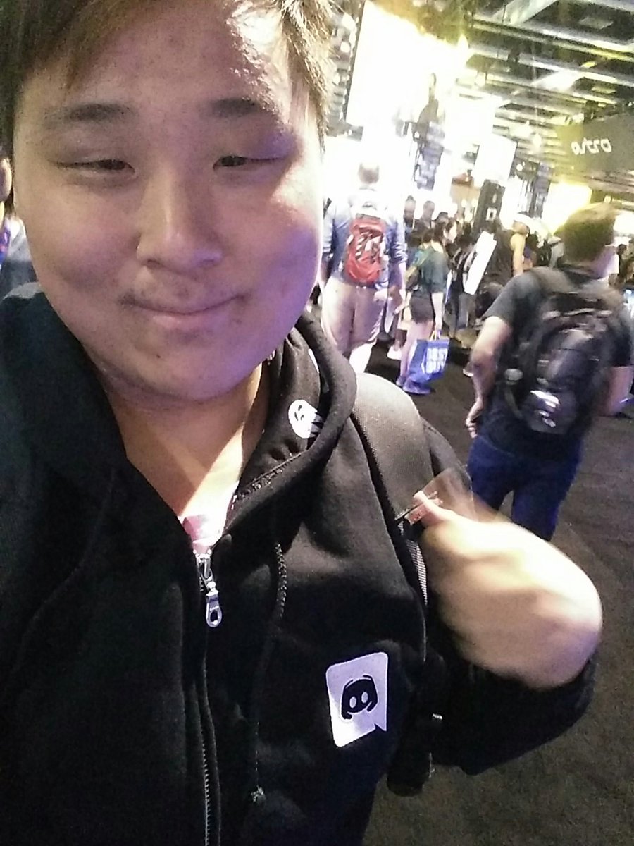 SaraNghaeSC2's tweet photo. #logitechpax https://t.co/1Uj7UcGu3J