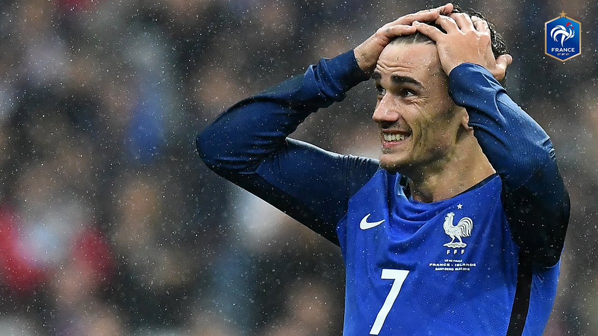 equipedefrance's tweet photo. 40' Hooooooo la barre de Griezmann sur coup franc!!! Ca se rapproche!  #FRALUX #FiersdetreBleus https://t.co/5F9Vc0BdTj