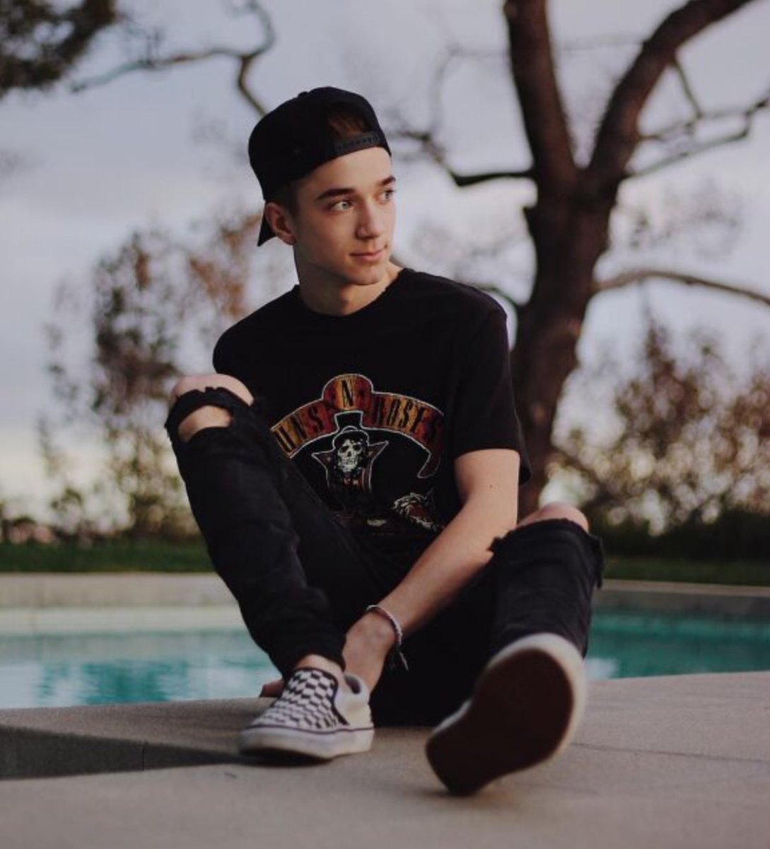 _RtIfYouStan_'s tweet photo. Daniel Seavey
April 2, 1999 https://t.co/D31DddWqaA