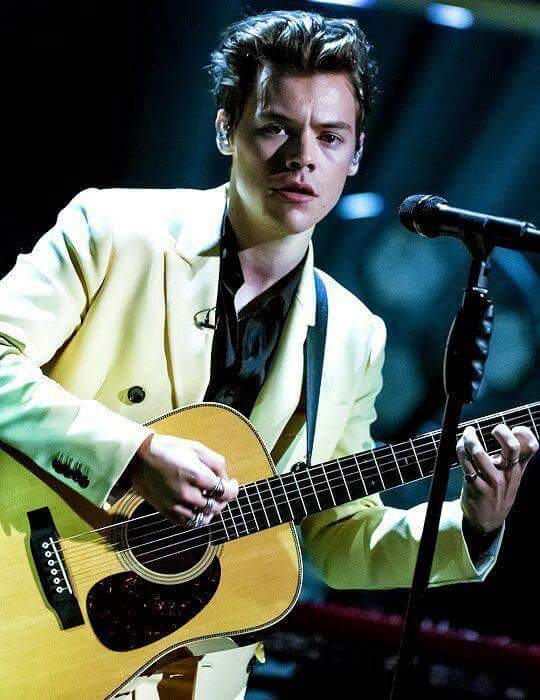 0nedirec_tion's tweet photo. Harry performing on The Jonathan Ross Show yesterday, 8/31

#HarryStyles https://t.co/2FD4wRzVIf