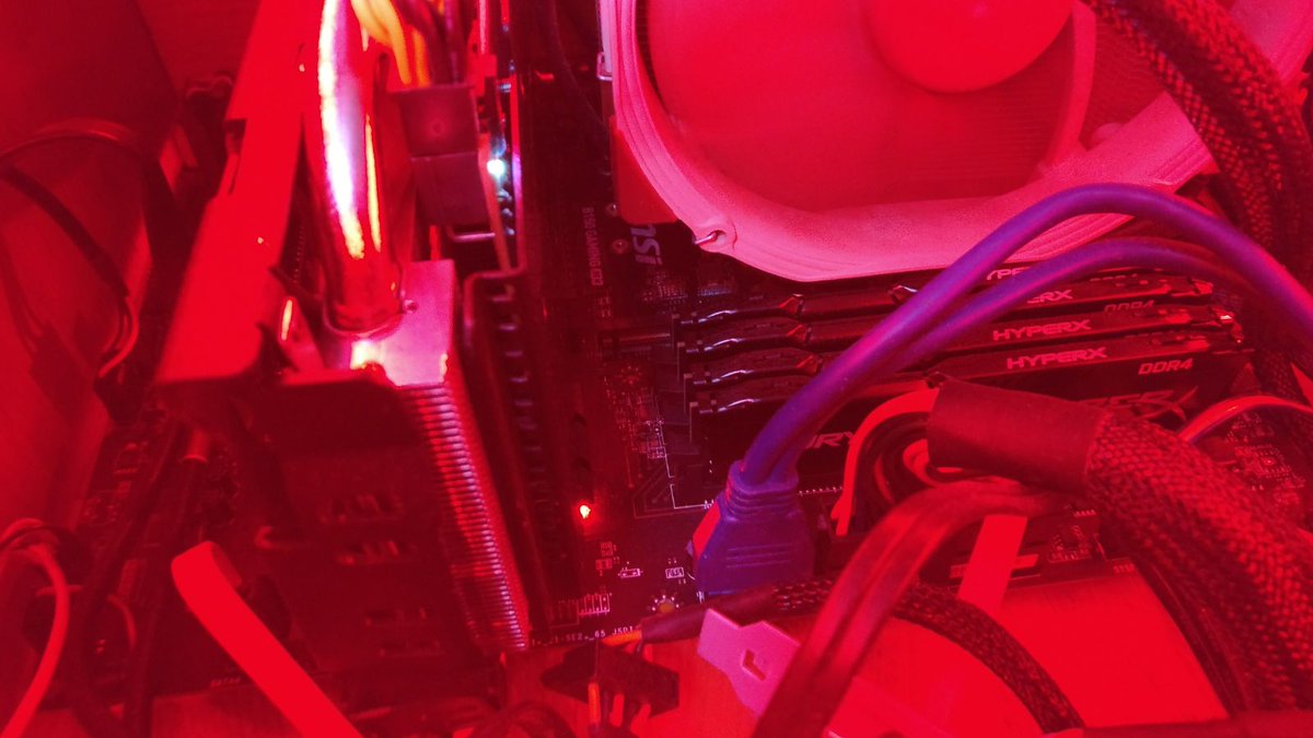 DroidenZ's tweet photo. @MSI_IBERIA Aquí tenéis un centro de entretenimiento casero con una placa base MSI B150 Gaming M3 #muestratuMSI https://t.co/Gxr7Crv1Ml