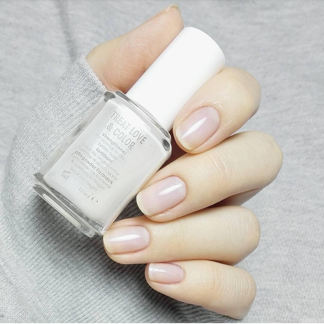 essie's tweet photo. treat your nails with #treatmebright from #treatlovecolor! color and care in one never looked so good. obsessed with your mani @lenareitz! https://t.co/Fx7NAu257a
