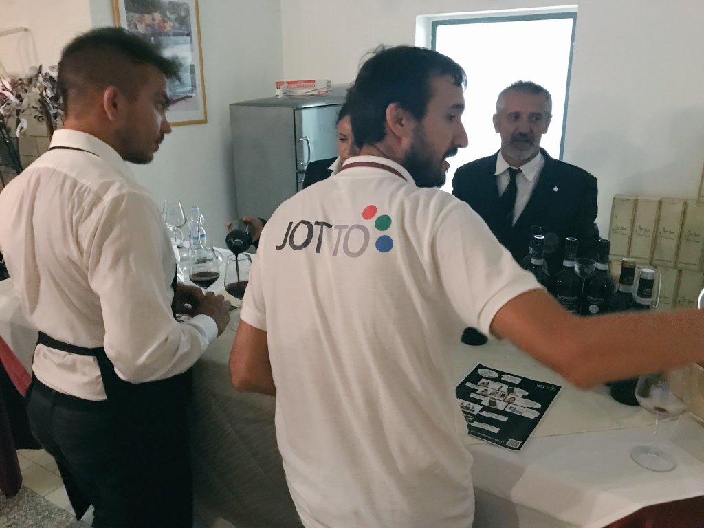 Jotto_tweet's tweet photo. Siete già venuti a trovarci al #vinoincorte? Tanti premi per chi vota! https://t.co/AY1GiE5QmE https://t.co/gUisayqFbS