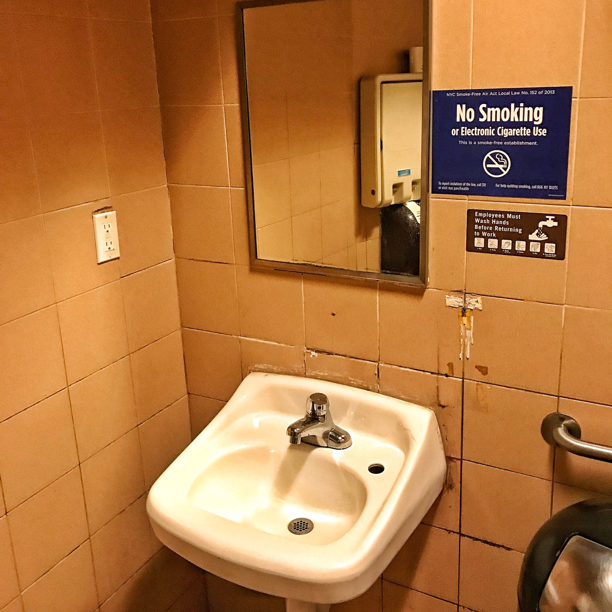 scottjel's tweet photo. How are @Starbucks employees (&amp; customers) on 92/3rd supposed to wash their hands if there's no soap in the bathroom? @nycHealthy #unhealthy https://t.co/anvHJKs5u3