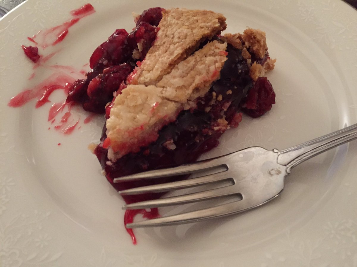 GGGoneGeek's tweet photo. Celebrating the #TwinPeaks finale with some damn fine pie https://t.co/gzUHNrFFSC