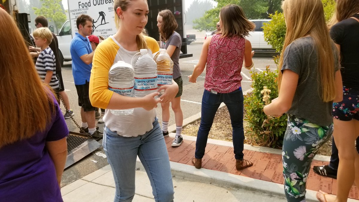 njsolis_rs's tweet image. Volunteers unload a truckload of donated goods collected in Shasta County at the Trinity Alps Performing Arts Center #Helenafire