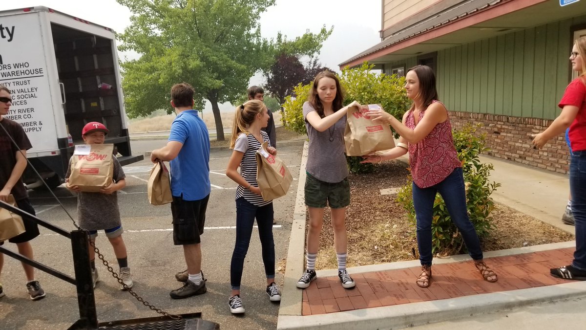 njsolis_rs's tweet image. Volunteers unload a truckload of donated goods collected in Shasta County at the Trinity Alps Performing Arts Center #Helenafire