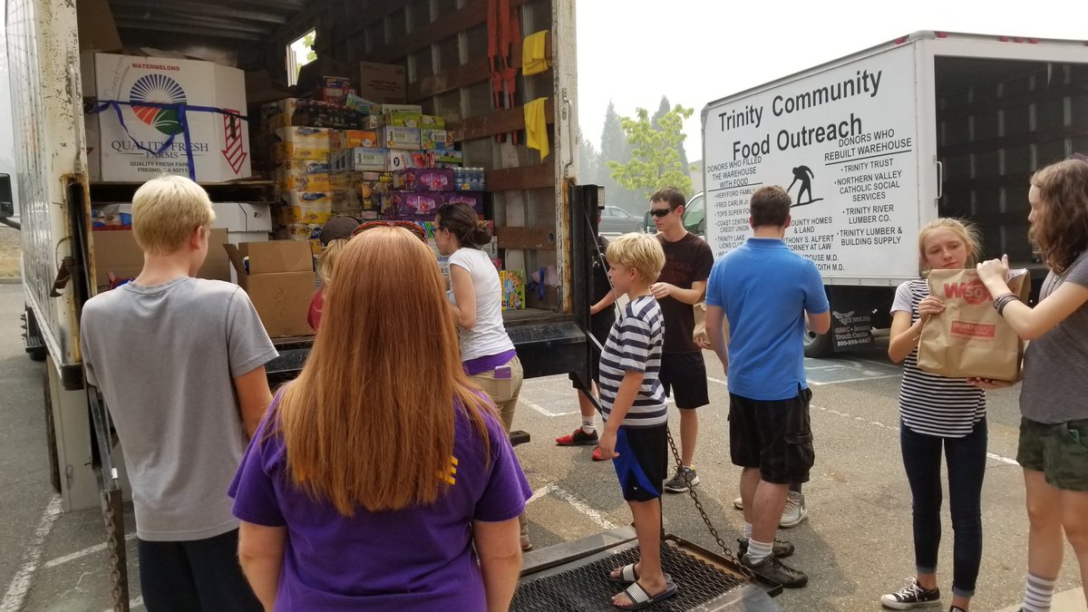 njsolis_rs's tweet image. Volunteers unload a truckload of donated goods collected in Shasta County at the Trinity Alps Performing Arts Center #Helenafire