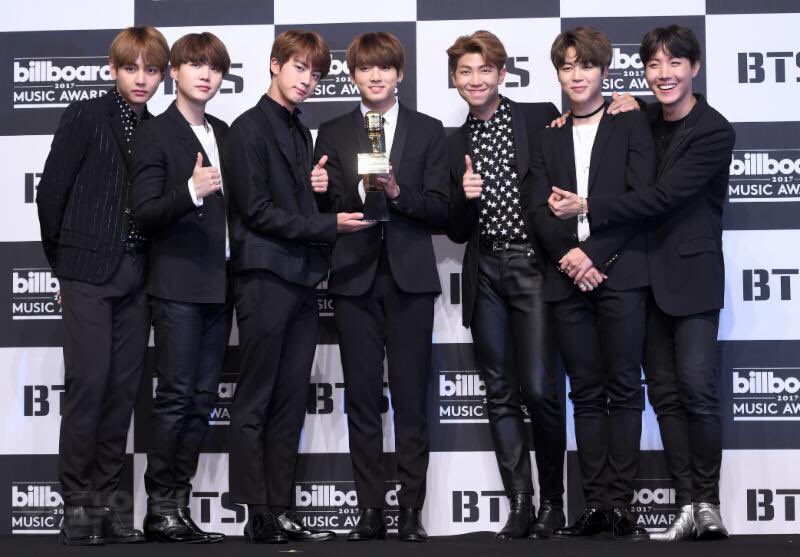 cher_bts's tweet photo. 記事訳)防弾少年団が'아는형님 (アヌンヒョンニム、知っているヒョンニム)'に出演する。

具体的な収録、放送日は未定。

ヒチョル先輩との絡みとかバンタンの学生服姿は期待大ですね😍

✔︎https://t.co/oliQji3zxw https://t.co/mHz4TDwzBB