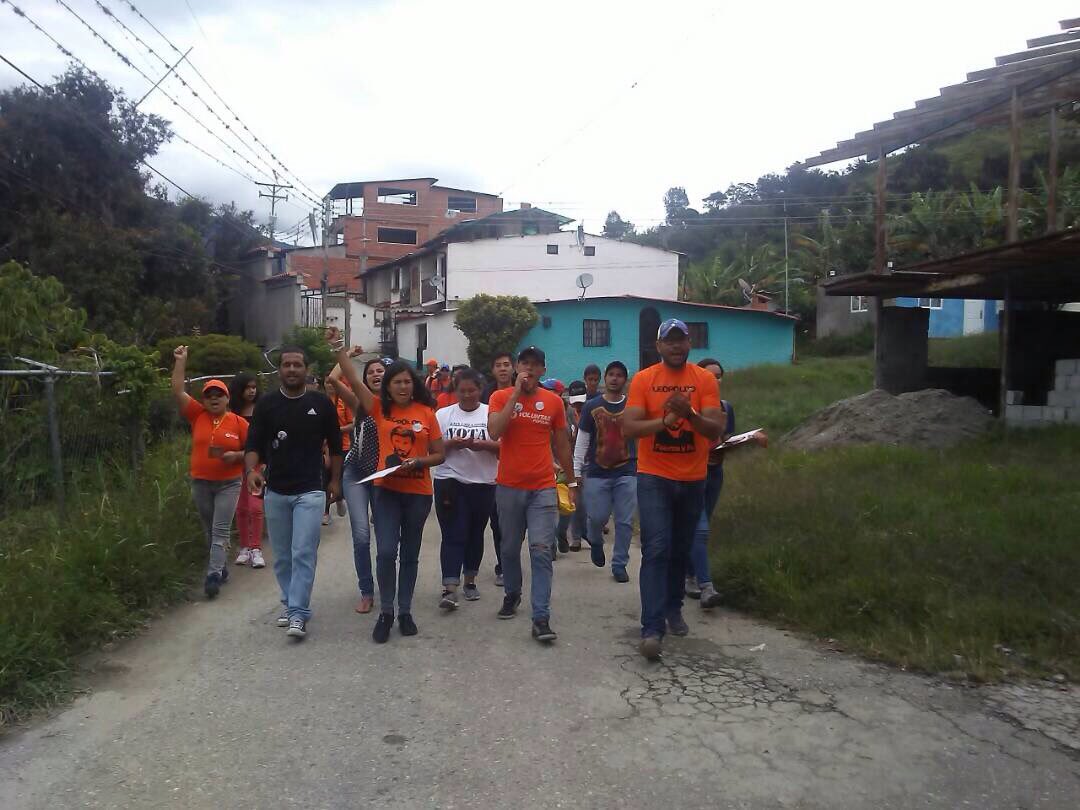 JVPMerida's tweet photo. Los vecinos del Paramito y Carlos Gainza están con el candidato de Leopoldo este #10S vota por @LawrenceACastro porque #MeridaMereceMas https://t.co/BctxgGsqzj