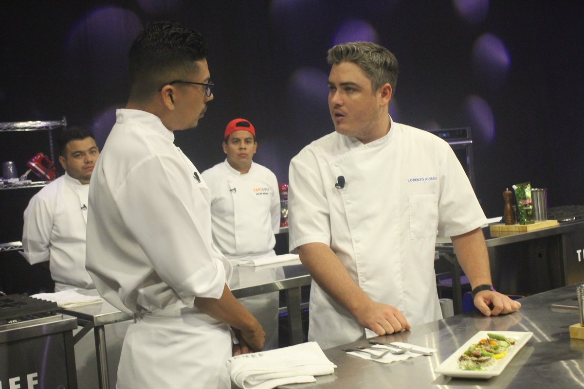 TopChefSV's tweet photo. . @LorenzoTopChef realiza la primera ronda de prueba, recuerda que la hoja de rabano era el ingrediente en esta prueba. https://t.co/Mw7ZKXcb6U