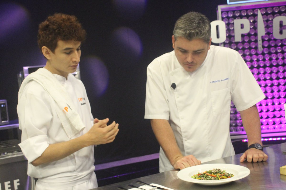 TopChefSV's tweet photo. . @LorenzoTopChef realiza la primera ronda de prueba, recuerda que la hoja de rabano era el ingrediente en esta prueba. https://t.co/Mw7ZKXcb6U