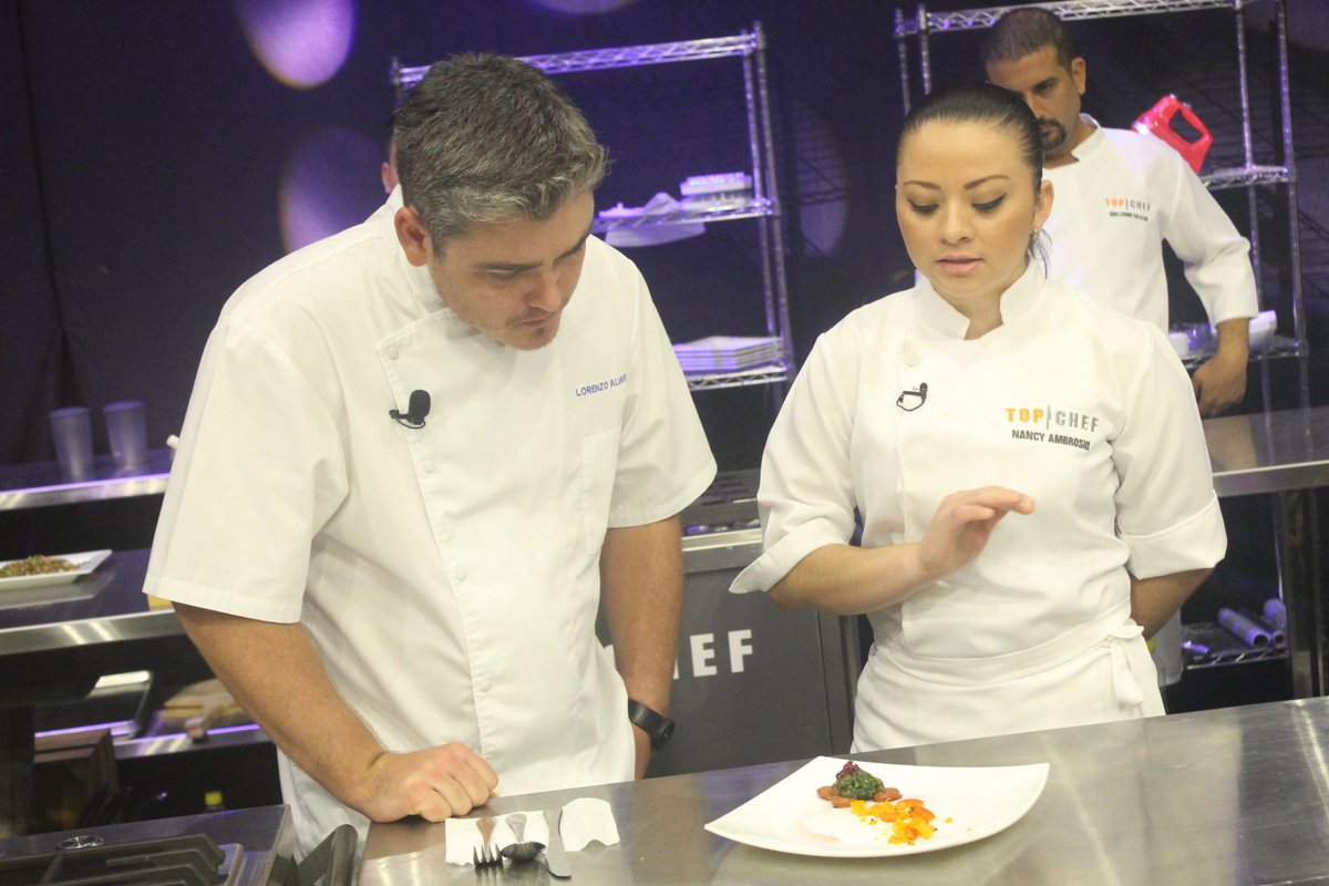 TopChefSV's tweet photo. . @LorenzoTopChef realiza la primera ronda de prueba, recuerda que la hoja de rabano era el ingrediente en esta prueba. https://t.co/Mw7ZKXcb6U