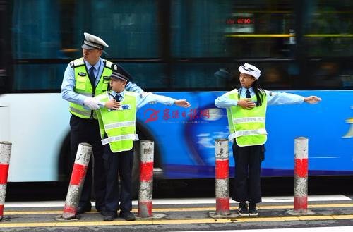 XiangyangCity's tweet photo. Pupils play a role of traffic police under instruction in #Fancheng on the first day of new semester in order to learn traffic rules https://t.co/G4yyi7E7LQ