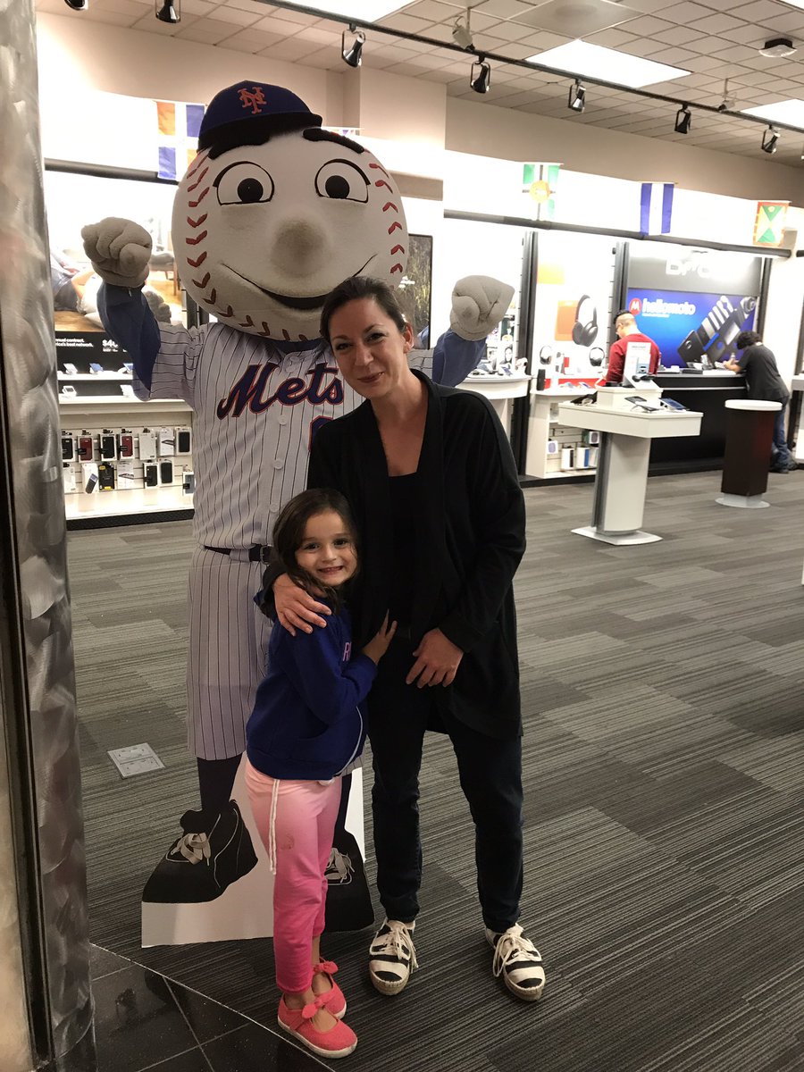 alisonz3's tweet photo. Mad &amp; Mr Met #VerizonMetsSweepstakes @verizon @Mets https://t.co/L5ZX7U8iz4