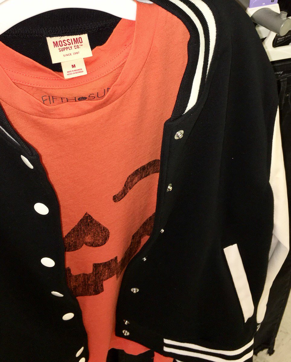 T2346vml's tweet photo. Halloween is just around the corner🎃👻 Grab some candy corn while you shop our new Halloween graphic tees🍬 #T2346 #vmtl @OswaldDebbie https://t.co/KKzkvuLQVj