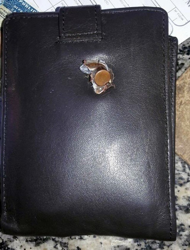 Homem baleado em assalto é salvo por carteira que estava no bolso da camisa glo.bo/2gBObSy #G1