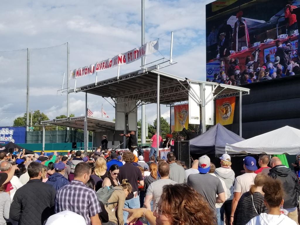 BuffaloWingWear's tweet photo. @eatingcontest @joeyjaws The sun came out as promised! #wingfest17 https://t.co/RegLgAay6t