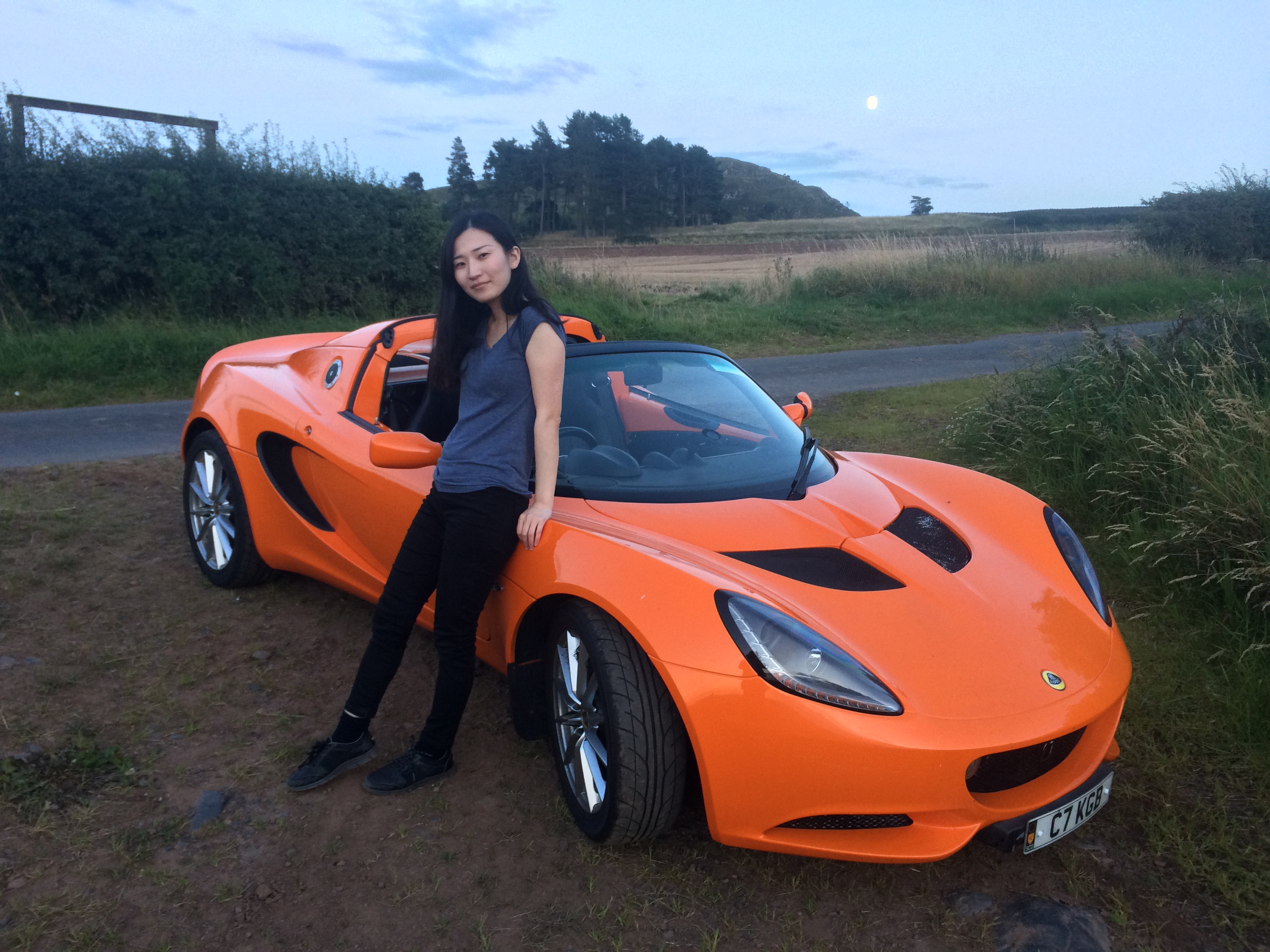 しのぶ君 友達がなんかすごい車に乗せてくれた オープンカーって初めて乗った 車高めっちゃ 低くて加速がすごかった これはたしかにカッコいいわ かっこいい写真撮ってもらったｗ イギリスの車だって 詳しくないからなんていうのか知らないけど
