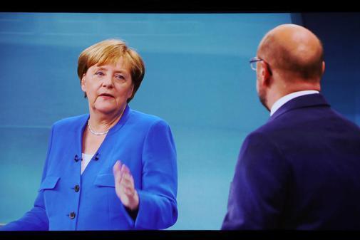 kn_online's tweet photo. #debatometer zum #tvduell: #Merkel gewinnt, aber #Schulz holt die Unentschiedenen https://t.co/AuawqgGJTY https://t.co/LbiMPQOYFV