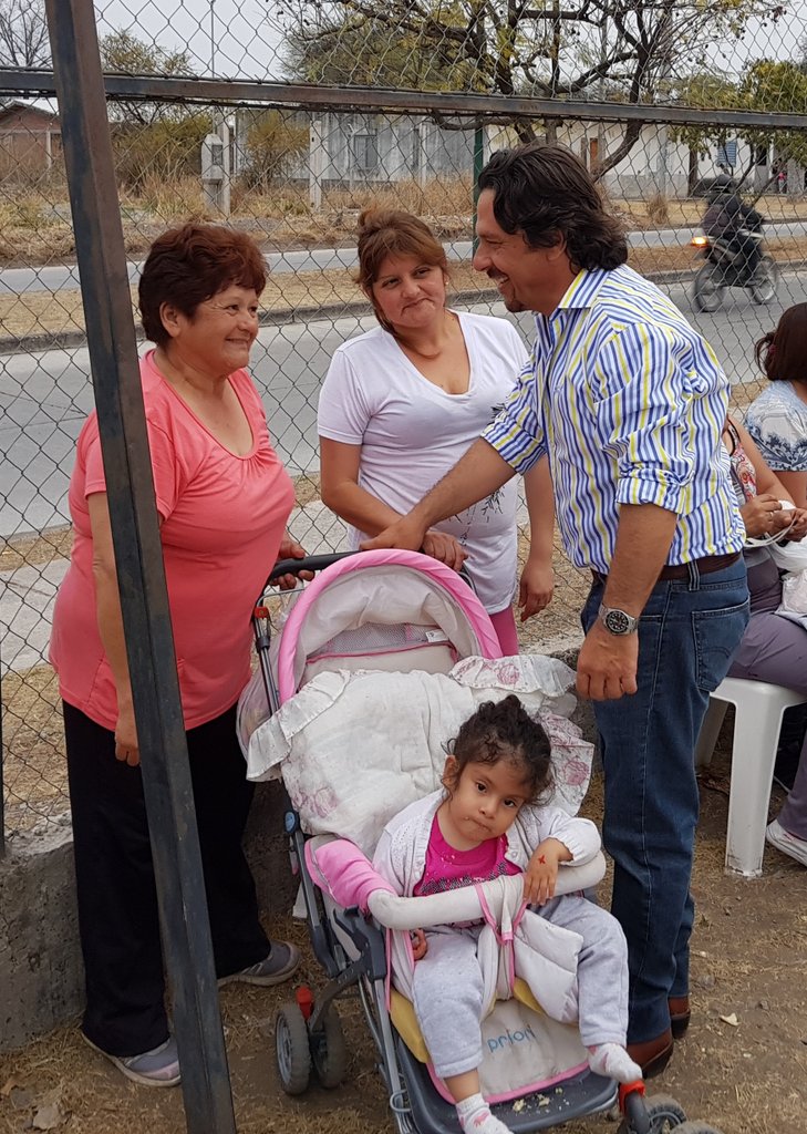 NDemitropulos's tweet photo. Domingo. 18.30 hs. @GustavoSaenzOK continúa recorriendo los distintos barrios, e interiorizándose de sus problemas. Ahora, en Santa Ana I https://t.co/8RKR4CPhDC