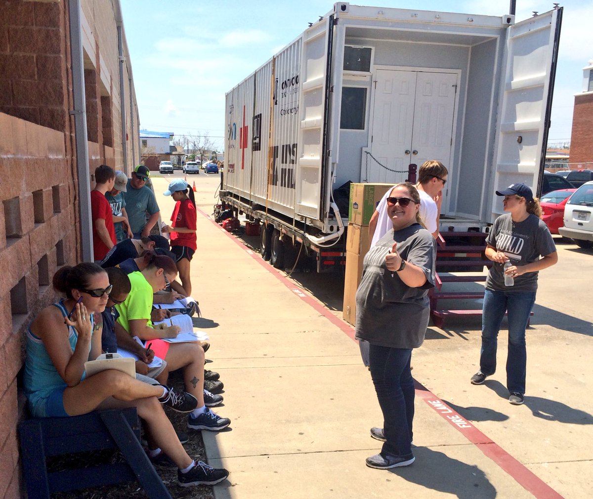 TheCourtney_G's tweet photo. Mobile clinic made it to Rockport! People lined up to get vaccinated/These @TAMU students served during a time of great need @NBCDFW #Harvey https://t.co/xIZ8F6vVsH
