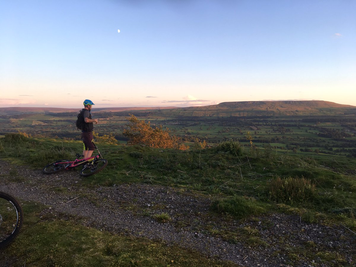 Sunset in #wensleydale on Thursday looking over Penhill <a href="/pedalnorth/">pedalnorth.com</a> <a href="/leyburncycling/">Leyburn Cycling Club</a> <a href="/mbukmagazine/">Mountain Biking UK</a> <a href="/mtb/">mtb</a>