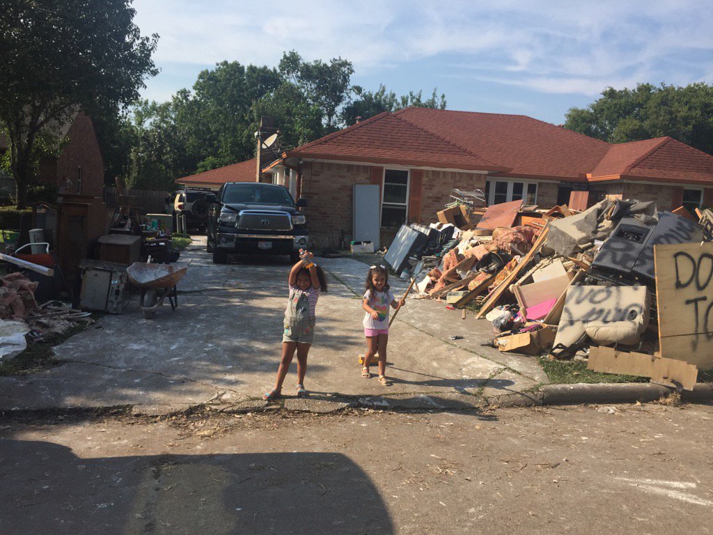 MariaGo58463876's tweet image. My baby girls trying to help