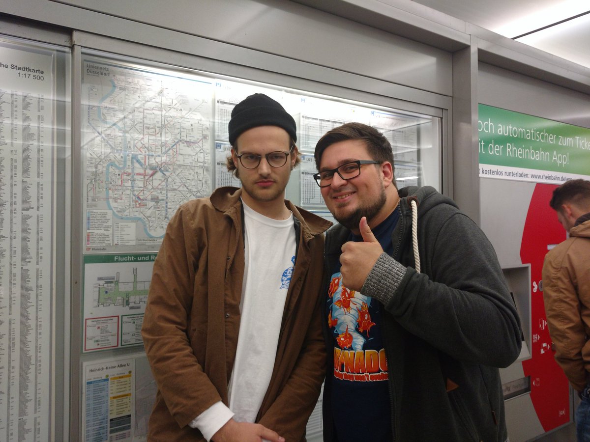 MIMELYF's tweet photo. Überraschend wen man so um vier Uhr morgens in Düsseldorf trifft. War mit Abstand das beste am Abend! @tinNendo @JessieFinnelia https://t.co/vWhmrkCPjS