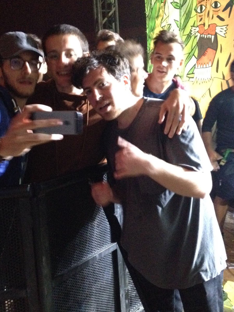 hoodieallen_ITA's tweet photo. @HoodieAllen mentre scattava selfie con alcuni fan dopo la sua esibizione all'@homefestival1! https://t.co/o92viPH8Ma