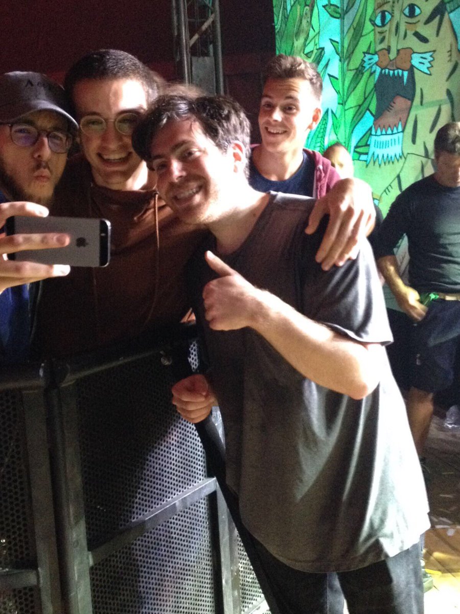 hoodieallen_ITA's tweet photo. @HoodieAllen mentre scattava selfie con alcuni fan dopo la sua esibizione all'@homefestival1! https://t.co/o92viPH8Ma