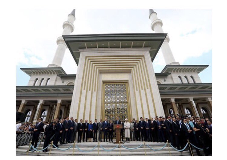 SavciSayan's tweet photo. Külliyeyi ahır yapalım dyen öküzler,her halde başlarını sokacak yer arıyorlar.Malum kış https://t.co/xdjtmYV7e5ık dışarda soğuğa dayanamazlr https://t.co/pRdNyFIIsD