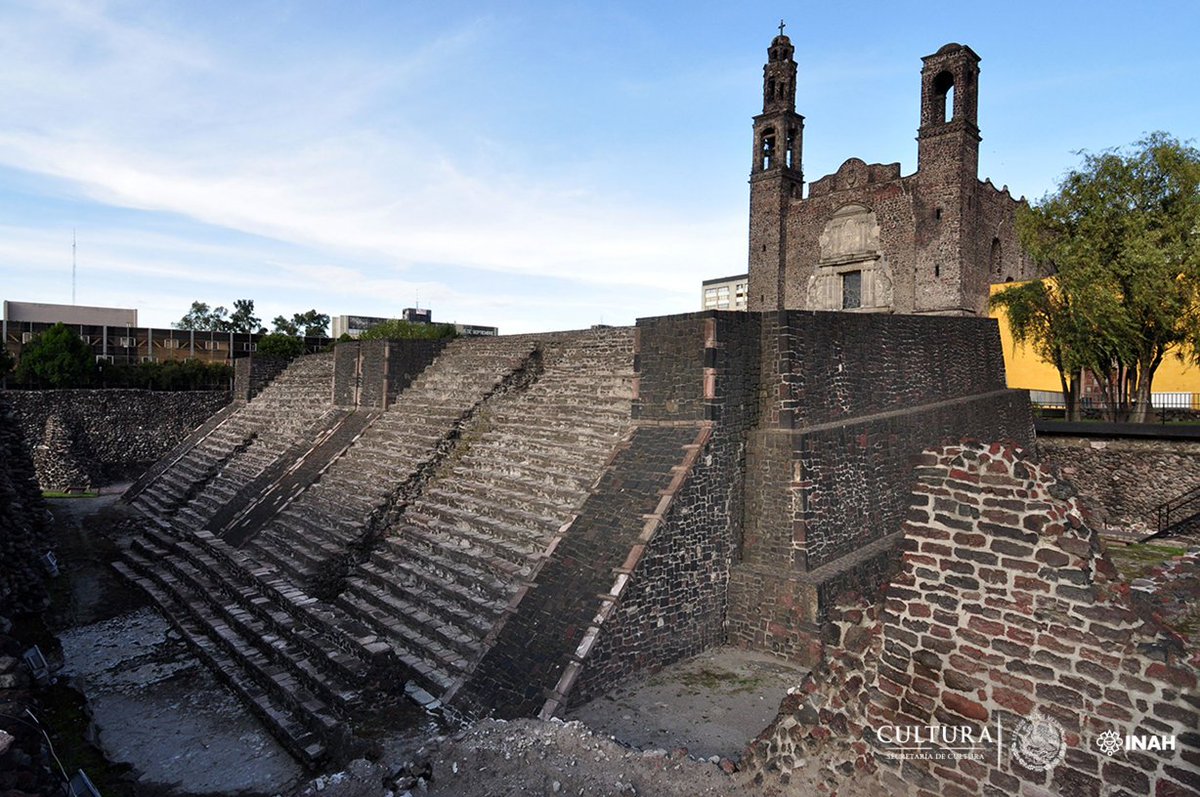 Tlatelolco fue el centro comercial más importante del México prehispánico. Su nombre en náhuatl significa "punto arenoso".
