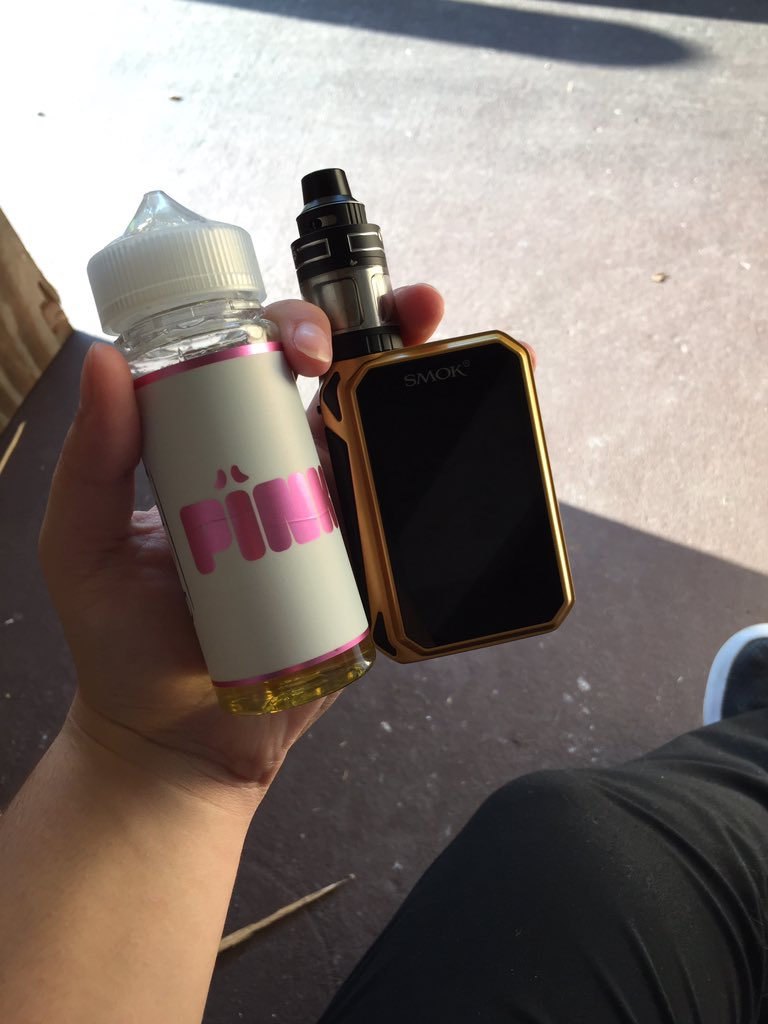 VapingGirl95's tweet photo. @DollyVapes #vapelife #vapedaily https://t.co/5wQZCZEOVy